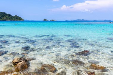 güzel sahil manzarası Koh Chang adası Tayland 'ın doğusundaki Trad vilayetinde mavi gökyüzü arka planı, Tayland deniz adası manzarası