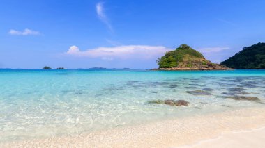 güzel sahil manzarası Koh Chang adası Tayland 'ın doğusundaki Trad vilayetinde mavi gökyüzü arka planı, Tayland deniz adası manzarası 