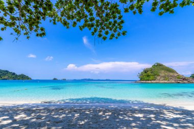 güzel sahil manzarası Koh Chang adası Tayland 'ın doğusundaki Trad vilayetinde mavi gökyüzü arka planı, Tayland deniz adası manzarası 