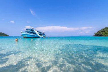 güzel sahil manzarası Koh Chang adası ve turistler için Tour teknesi Tayland 'ın doğusunda Trad ili ve mavi gökyüzü arka planı Nisan 2019, Tayland deniz manzarası