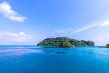 güzel sahil manzarası Koh Chang adası Tayland 'ın doğusundaki Trad vilayetinde mavi gökyüzü arka planı, Tayland deniz adası manzarası 