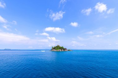 güzel sahil manzarası Koh Chang adası Tayland 'ın doğusundaki Trad vilayetinde mavi gökyüzü arka planı, Tayland deniz adası manzarası 
