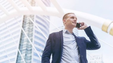 Yaşam tarzı iş insanları akıllı telefon ve iş konseptini kullanmaktan mutlu.