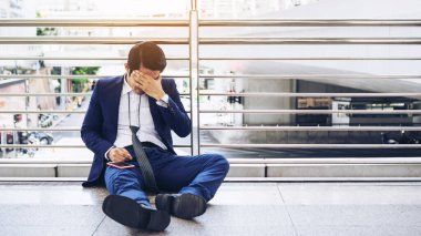 İş adamı işten ve iş kavramından dolayı stresli.