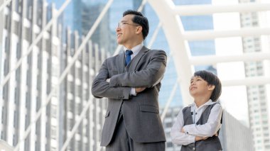 Asyalı iş adamı ve oğlu iş alanında portre, iş adamları konsepti