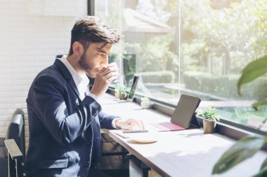 Kafede dizüstü bilgisayar kullanan iş adamları, iş konsepti