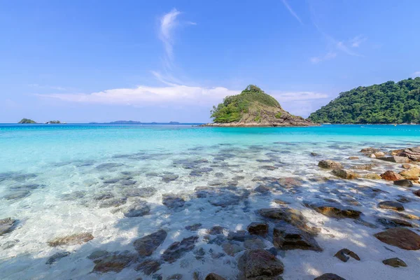 美しいビーチビュータイの東貿易省のコ チャン島の風景青い空の背景 タイの風景の海の島 — ストック写真