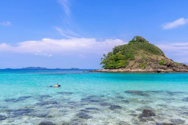 美しいビーチビュータイの東貿易省のコ チャン島の風景青い空の背景 タイの風景の海の島 — ストック写真