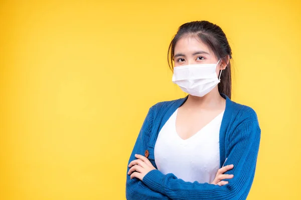 Ασιατική Κοπέλα Φορώντας Μάσκα Προσώπου Προστασία Εξάπλωση Covid Coronavirus Κίτρινο — Φωτογραφία Αρχείου