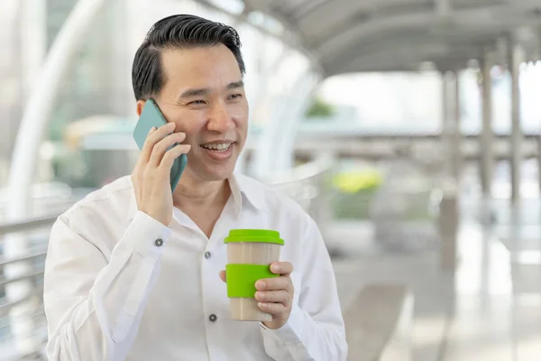 Erfolgreicher Asiatischer Geschäftsmann Mit Smartphone Und Kaffeetasse Der Hand Geschäftskonzept — Stockfoto