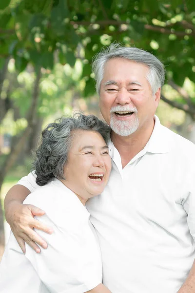 Mutlu Aşk Yaşlı Çift Kucaklayan Gülümseyen Yüz Yaşlı Çift Yaşlı — Stok fotoğraf