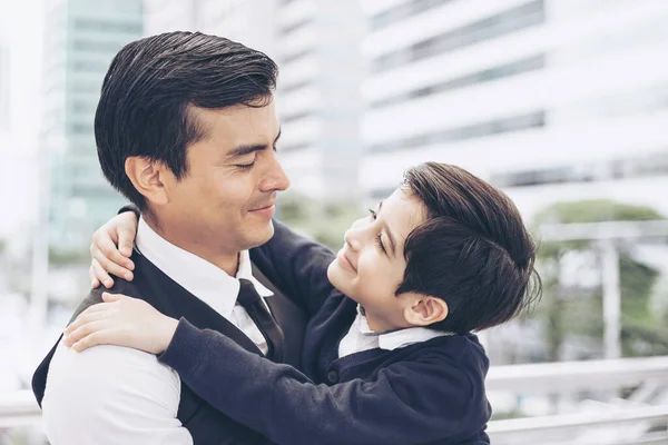 Apa Egyedülálló Apa Fia Töltse Boldog Ölelést Fia Üzleti Kerületben — Stock Fotó