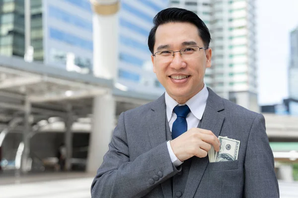 Adamı Zengin Adamlarının Başarısı Için Elinde Abd Doları Banknotları Tutuyor — Stok fotoğraf