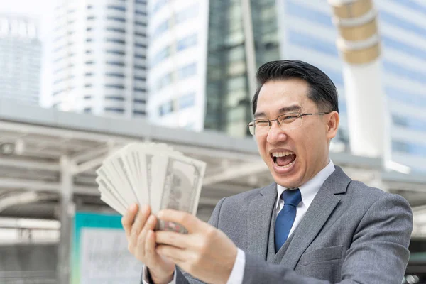 Cara Feliz Hombre Negocios Asiática Celebración Billetes Dólar Distrito Negocios —  Fotos de Stock