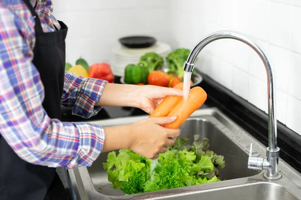 Gezond Meisje Wassen Groenten Keuken Gootsteen — Stockfoto