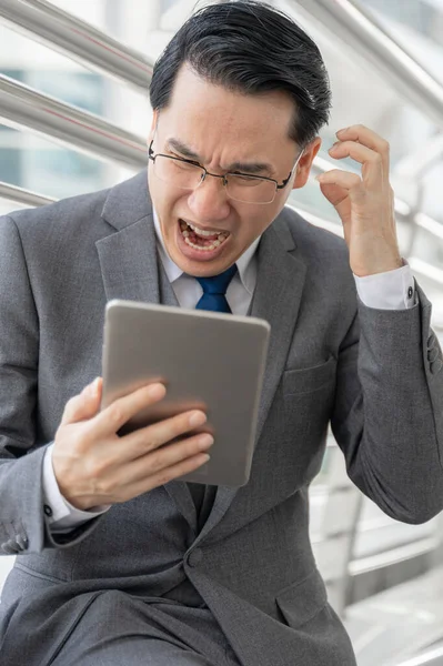 Hombre Negocios Estresa Desde Trabajo Tableta Computadora Del Teléfono Mano — Foto de Stock