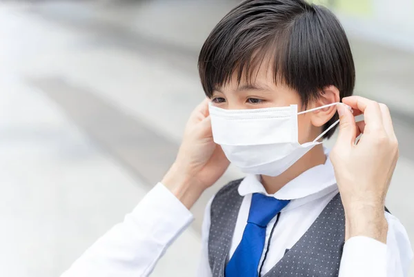 Pai Colocando Uma Máscara Protetora Seu Filho Família Asiática Usando — Fotografia de Stock