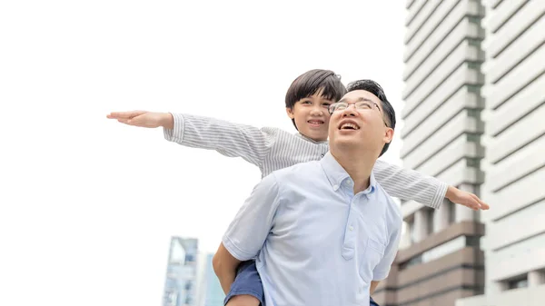 Aziatisch Vader Zet Zijn Zoon Zijn Rug Jong Kind Zijn — Stockfoto