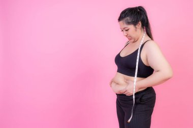 Asyalı şişman kadınlar, şişman kız, tombul, şişman, boynunda mezura olan göbek yağı - kadın diyeti yaşam tarzı aşırı kilolu problem konsepti