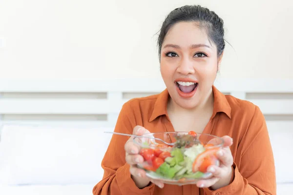 Избыточный Вес Азиатская Пухлая Женщина Толстые Женщины Едят Овощной Салат — стоковое фото