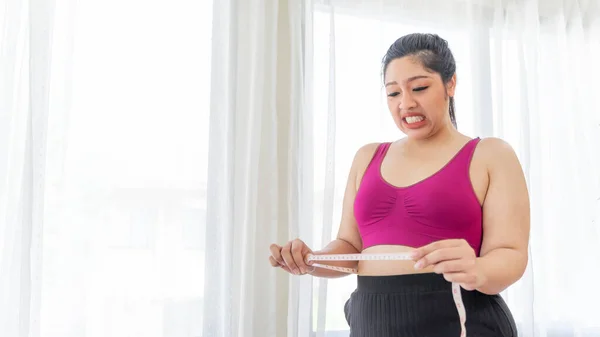 アジアの脂肪女性 脂肪の女の子 ぽっちゃり ふかふか女性太りすぎ測定彼女の腰でベッドルーム 女性食生活太りすぎ問題コンセプト — ストック写真