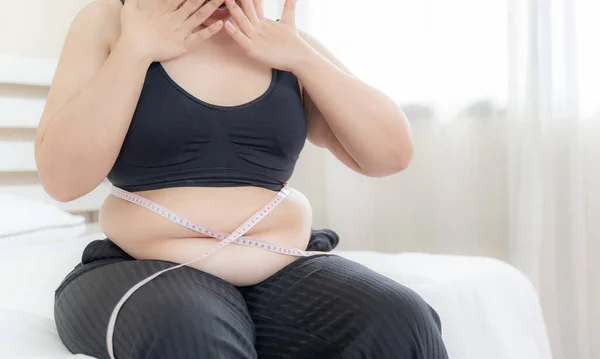 アジアの脂肪女性 脂肪女の子 ぽっちゃり ぽっちゃり女性 太りすぎの不幸な測定彼女の腰でベッドルーム 女性食生活太りすぎの問題の概念 — ストック写真