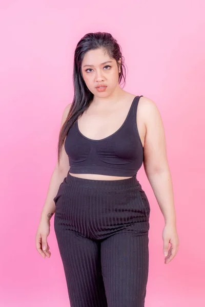 Retrato Hermosa Mujer Joven Regordeta Sonriendo Sobre Fondo Rosa Además —  Fotos de Stock