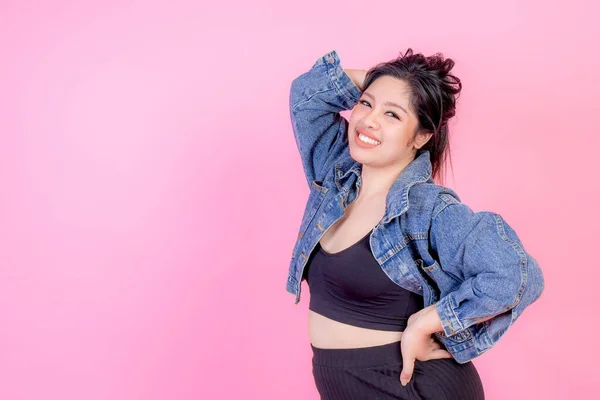 Retrato Hermosa Mujer Joven Regordeta Sonriendo Sobre Fondo Rosa Además — Foto de Stock