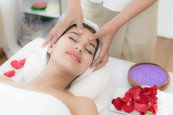 Bela Saudável Jovem Mulher Relaxante Com Massagem Facial Salão Beleza — Fotografia de Stock