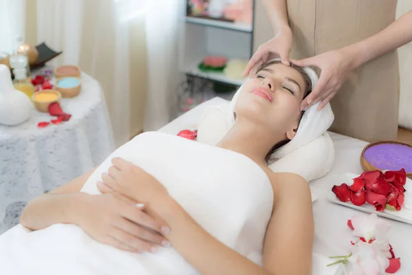 Bella Sana Giovane Donna Rilassante Con Massaggio Viso Salone Bellezza — Foto Stock