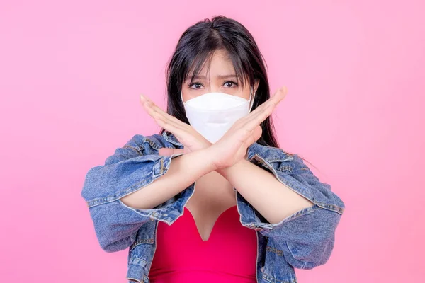 Chica Asiática Que Usa Mascarilla Facial Mostrar Gesto Manos Parada —  Fotos de Stock