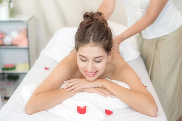 Mulher Bonita Saudável Desfrutando Durante Uma Massagem Nas Costas Salão — Fotografia de Stock