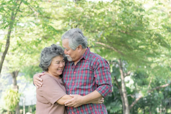Mutlu aşk yaşlı çift, yaşlı çift yaşlı adam ve yaşlı kadın ormanda dinleniyorlar.