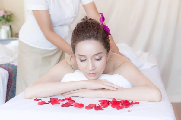 Beautiful Healthy Woman Enjoying Back Massage Spa Salon — Stock Photo, Image