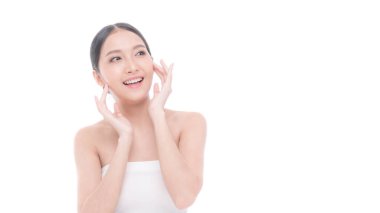 Güzel, genç Asyalı bir kadın yüzüne dokunuyor, temiz cilt, beyaz arka plan - yüz bakımı, kozmetoloji, güzellik ve kaplıca konsepti 