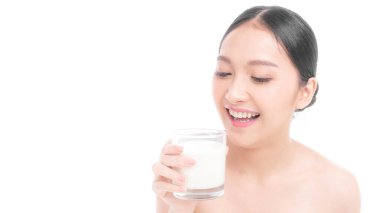 Güzel kadın Asyalı tatlı kız beyaz arka planda sabah sağlıklı süt içerek mutlu oluyor - yaşam tarzı güzellik kadını konsepti