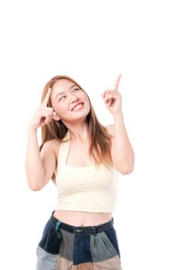 Güzel, sevimli Asyalı bir kadın gülümsüyor ve boş fotokopi alanını işaret ediyor. Beyaz arka planda izole edilmiş reklam için boş bir alan.