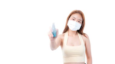 Karantina odasında Coronavirus covid-19 'u korumak için Alkol tutan Asyalı kadın Covid-19' u korumak için kendini karantinaya aldı.