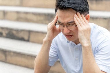 İş adamı işten ve iş kavramından dolayı stresli.