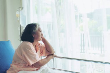 Hastane yatağındaki yalnız yaşlı hastalar evlerine gitmek istiyorlar - sağlık ve sağlık hizmetleri kavramı