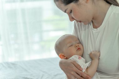 Uyuyan bebek kucakla anneyi 