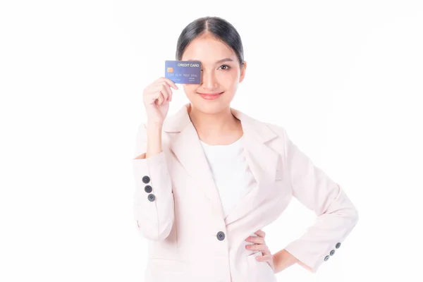 オンラインショッピングのためのクレジットカードを示すビジネスアジアの女性 クレジットカードで支払うオンラインショッピング電子商取引テレマーケティングの概念 — ストック写真