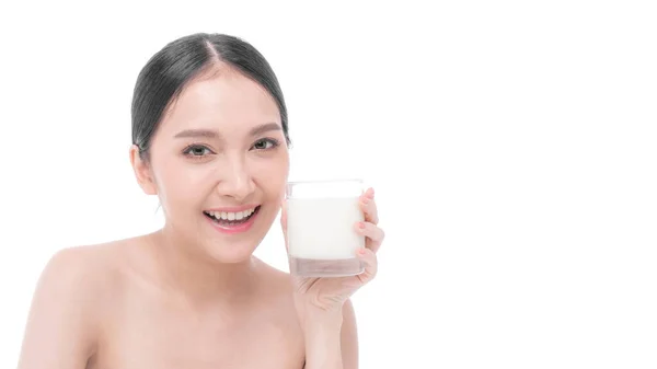 美容女性アジアのかわいい女の子は白を背景に午前中に健康のための幸せな飲料牛乳を感じる ライフスタイル美容女性のコンセプト — ストック写真