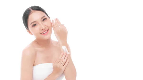 Mooie Jonge Aziatische Vrouw Aanbrengen Bodylotion Natuurlijke Crème Haar Arm — Stockfoto