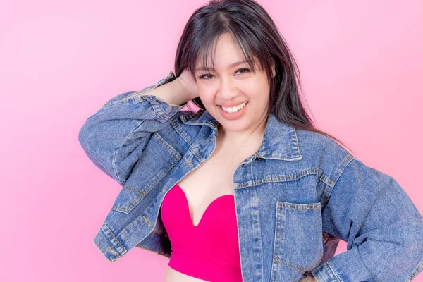 Retrato Hermosa Mujer Joven Regordeta Sonriendo Sobre Fondo Rosa Además —  Fotos de Stock