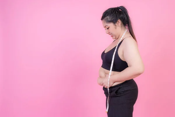 亚洲肥胖妇女 肥胖女孩 胖胖的 肥胖的腹部脂肪 脖子上有米带粉红背景 妇女饮食生活方式超重问题概念 — 图库照片