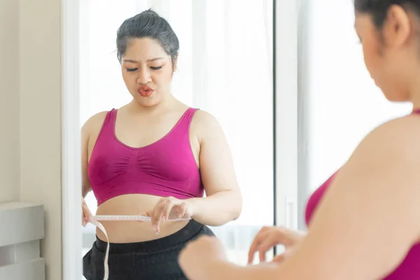 アジアの脂肪の女性 脂肪の女の子 ぽっちゃり 太りすぎプラスサイズは ミラーは 寝室で彼女の腰を測定見て ライフスタイル女性の食事の減量太りすぎの問題の概念 — ストック写真