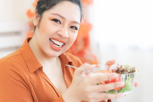 Избыточный Вес Азиатская Пухлая Женщина Толстые Женщины Едят Овощной Салат — стоковое фото
