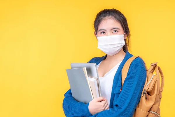 Retrato Uma Bela Jovem Estudante Usar Uma Máscara Segurando Livro — Fotografia de Stock