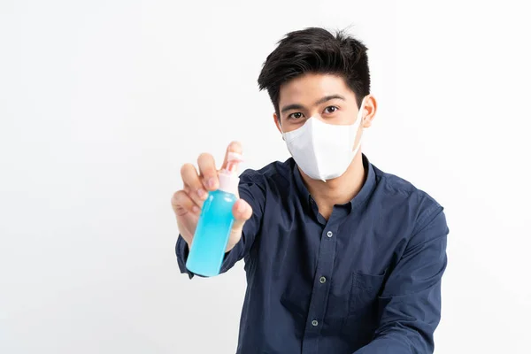 Hombre Asiático Con Máscara Facial Sosteniendo Alcohol Para Lavarse Las — Foto de Stock